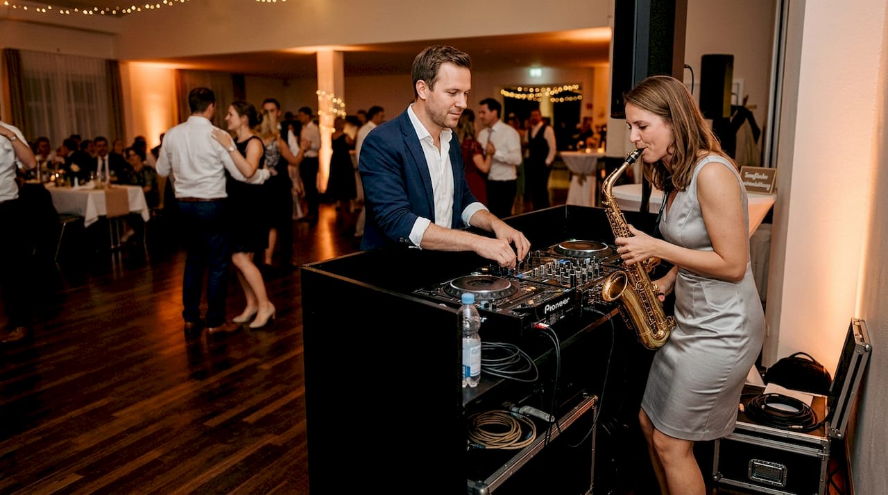 DJ und Saxofonistin sorgen für musikalische Highlights auf eurer Hochzeit