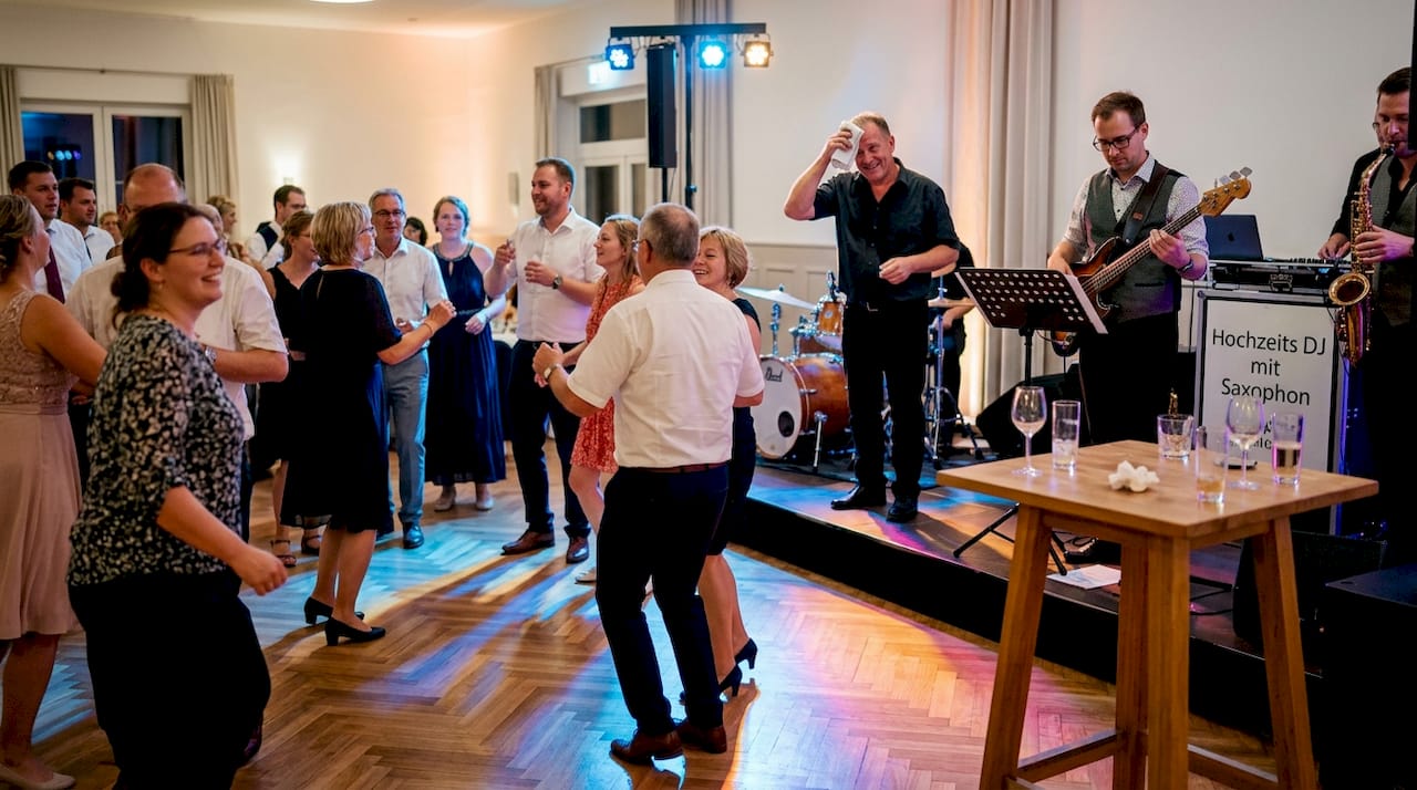 Beste Stimmung auf der Tanzfläche: Die Gäste feiern ausgelassen zur Live-Musik der Band.
