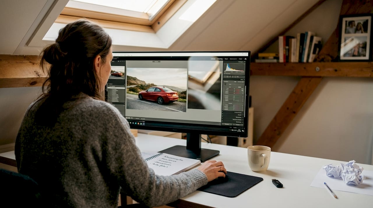 Een vrouw past de kleur van een autofoto aan