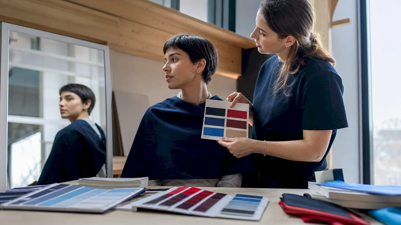 The stylist and the client discuss which color season suits her best.