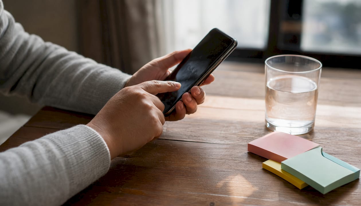 Rankos, besinaudojančios išmaniuoju telefonu valiutos keitimui