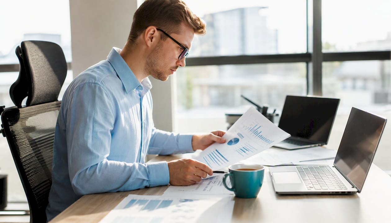 SEO specialistė analizuoja atgalinių nuorodų duomenis ir vertina jų kokybę.