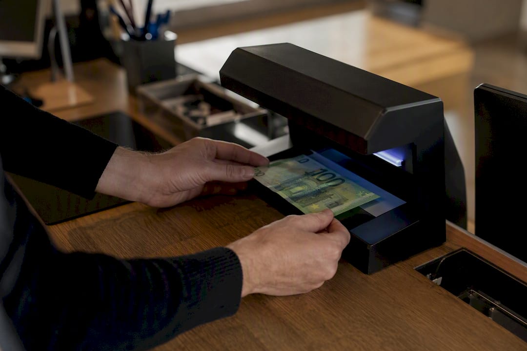 UV įrenginys tikrina banknoto autentiškumą