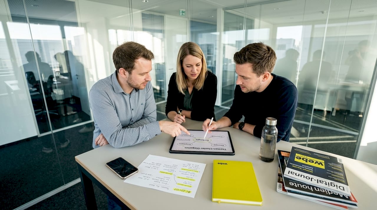 Das Team entwickelt gemeinsam eine Content-Strategie.