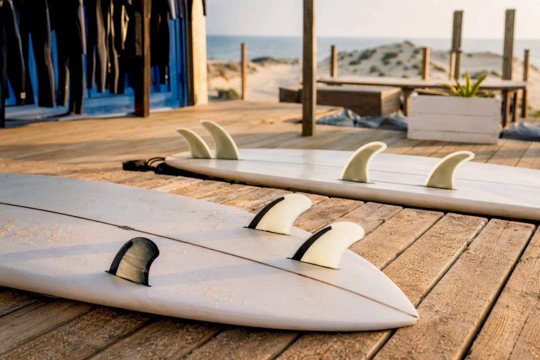 Close-up surfboard thruster and quad fins