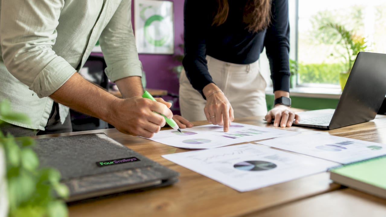 Collega’s gaan samen in gesprek over de feedbackrapporten.
