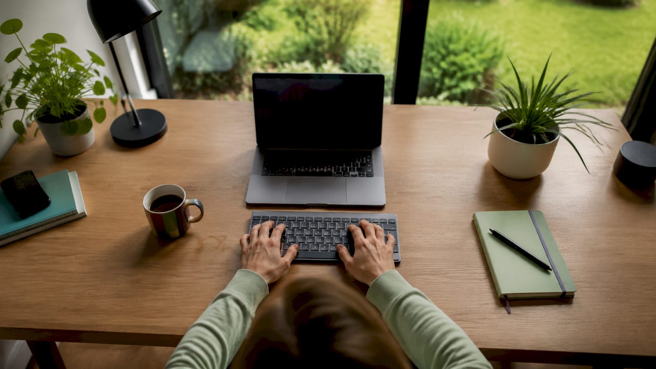 Detailopname van handen die werken met automatiseringstools