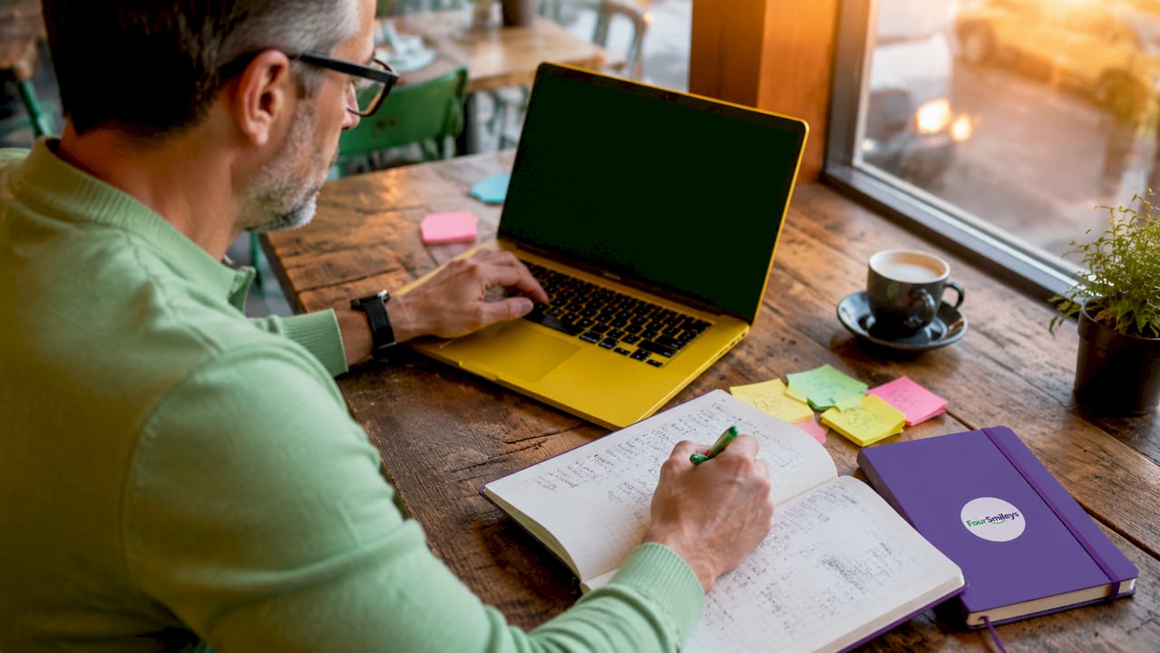 Detailopname van handen die door een spreadsheet bladeren