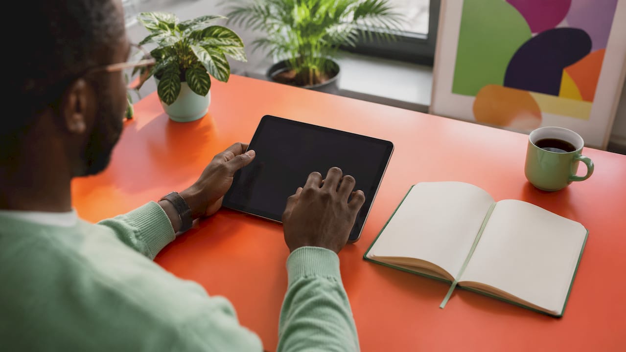 Man werkt achter zijn laptop om realtime analyse in te stellen