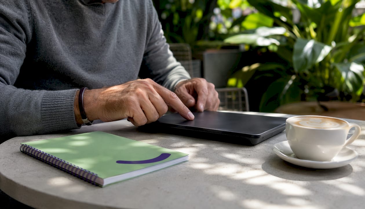 Iemand geeft digitaal feedback via een tablet door het scherm aan te raken.