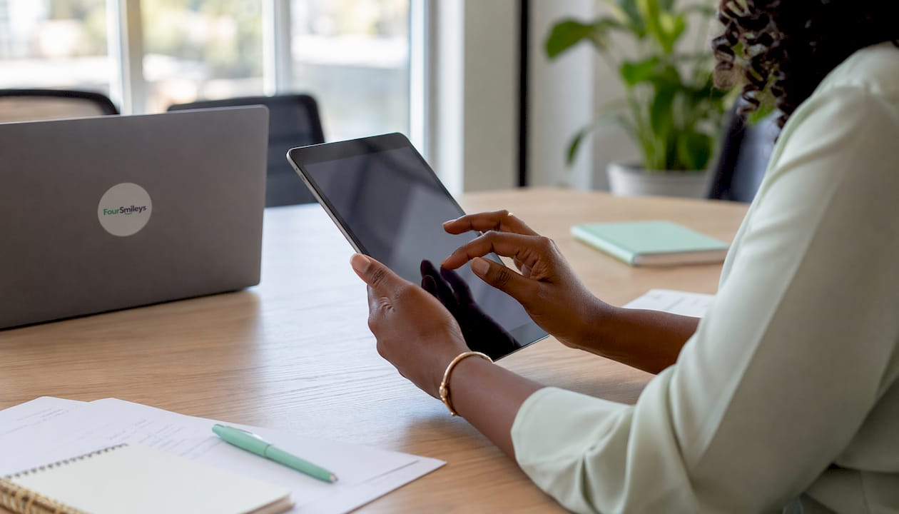 Iemand filtert gegevens op een tablet via een overzichtelijk dashboard