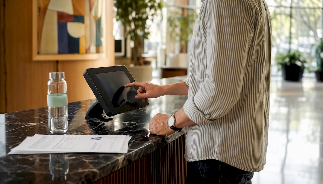 Bezoekers geven hun mening via het feedbackscherm in het gemeentehuis