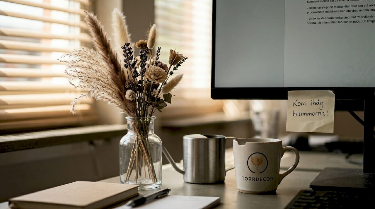 Att vattna konserverade blommor på skrivbordet – är det verkligen nödvändigt?