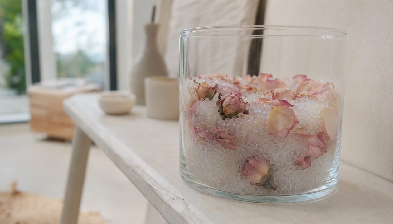 Sköra blommor som torkas i silikagel