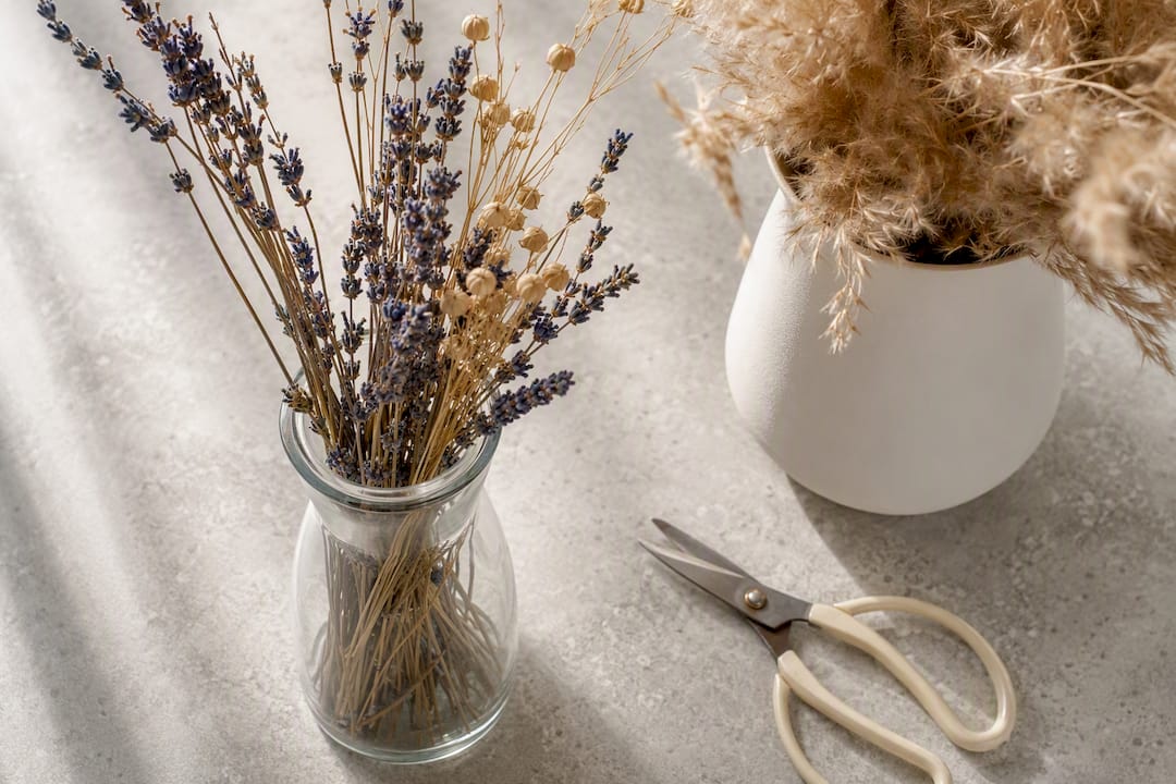 Glas och keramik med torkade blommor