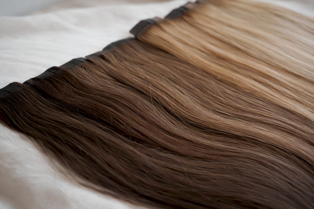 Pasemka z delikatną różnicą odcieni balayage o 2-3 tonach