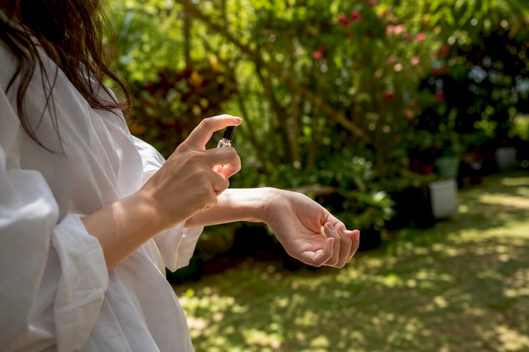 Applying perfume decant for scent testing