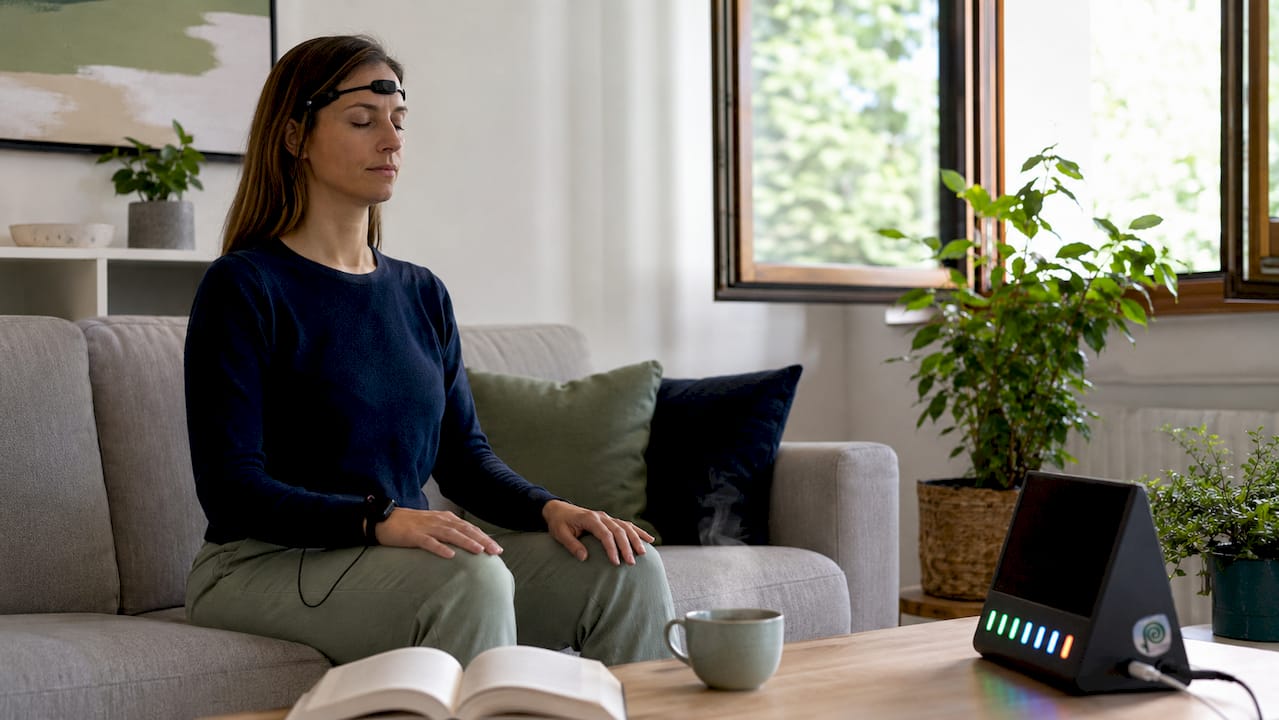 Donna che esegue una sessione di biofeedback a casa