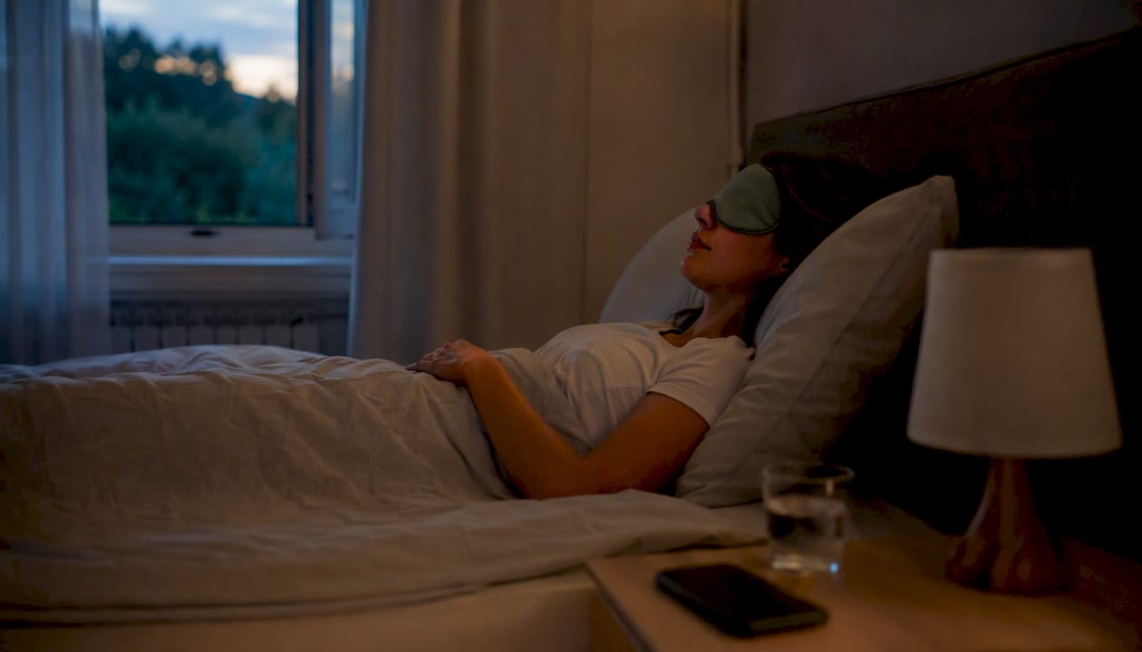 Una persona distesa nel letto si concede un momento di autoipnosi per rilassarsi.