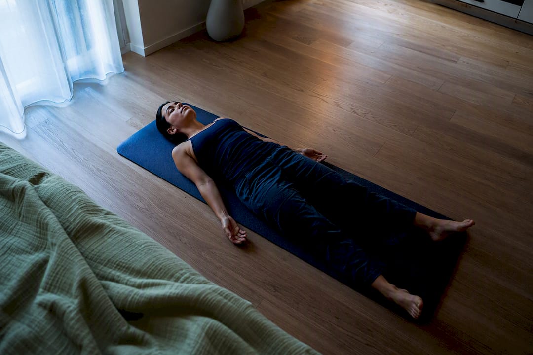 Persona distesa durante una sessione di body scan
