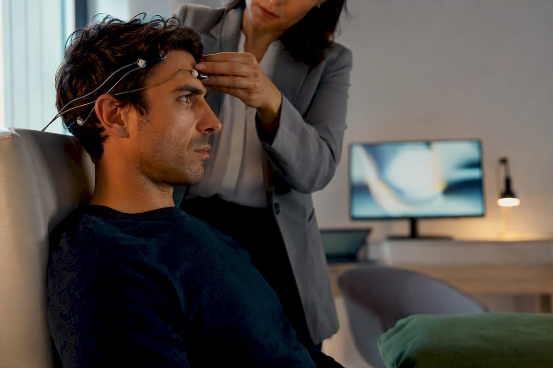 Adulto durante una seduta di neurofeedback