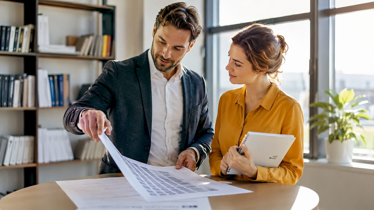Im Team wird das neue Tool fürs Übersetzungsmanagement diskutiert.