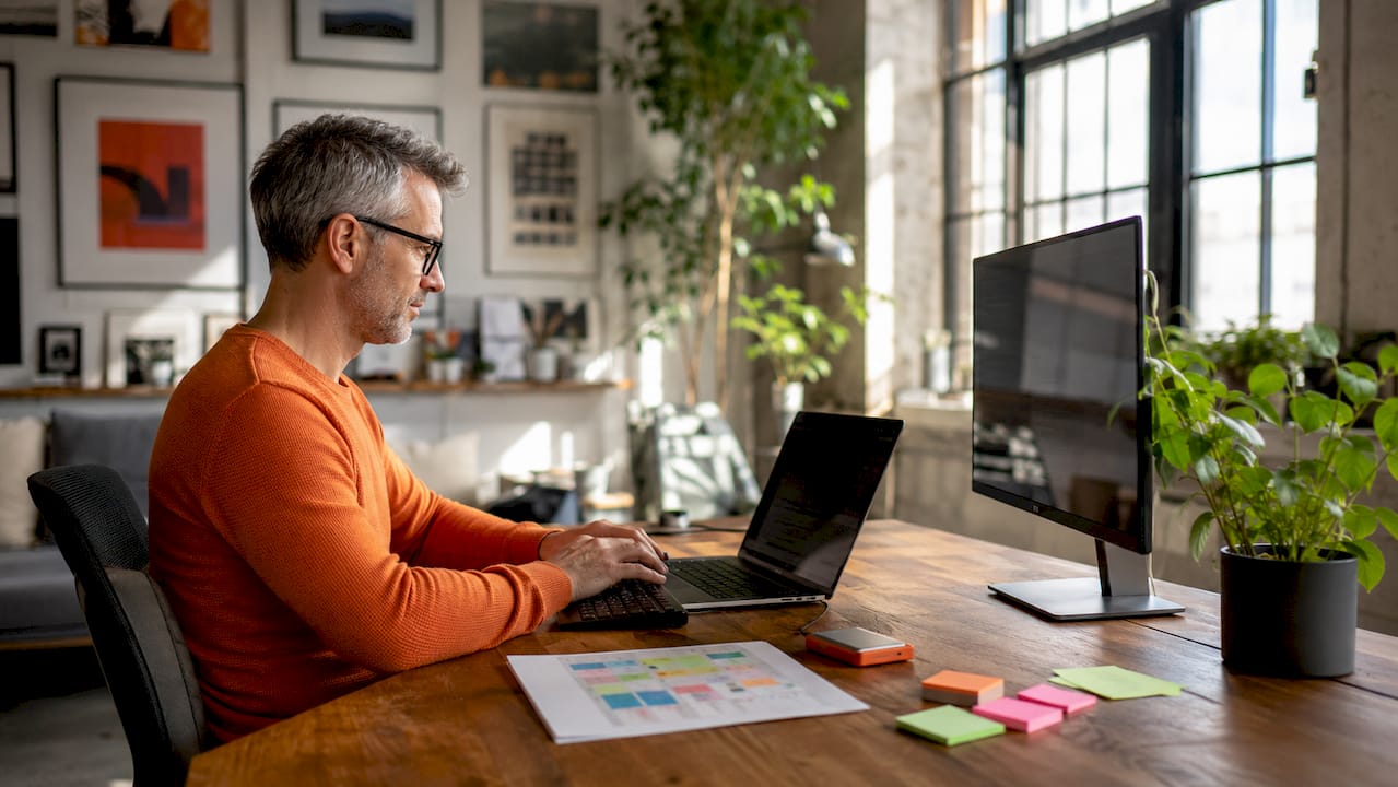 Ein Webentwickler arbeitet am Computer und gibt spezielle WordPress-Befehle ein.