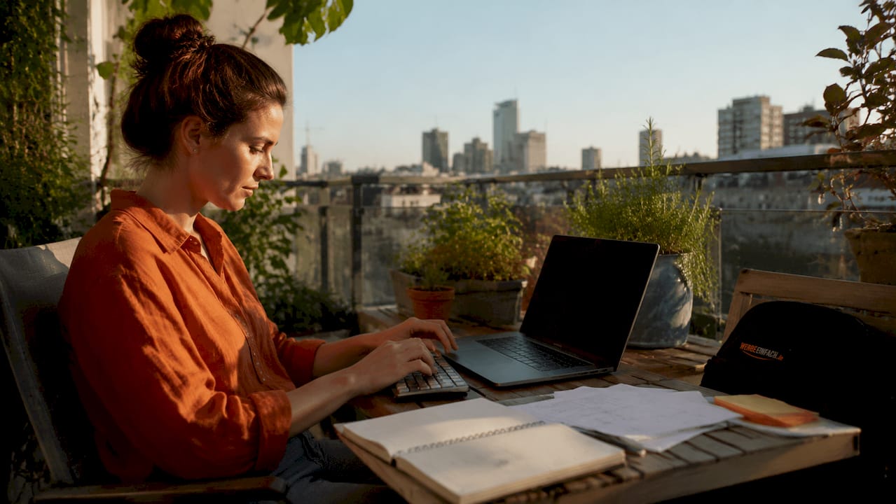 IT-Expertin arbeitet im Büro am Backend eines Content-Management-Systems