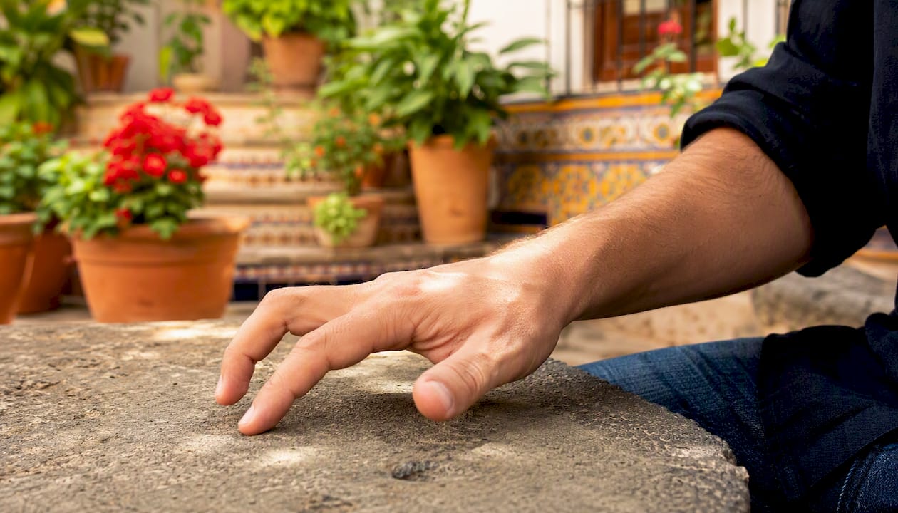 Hand tapping table while saying Spanish word