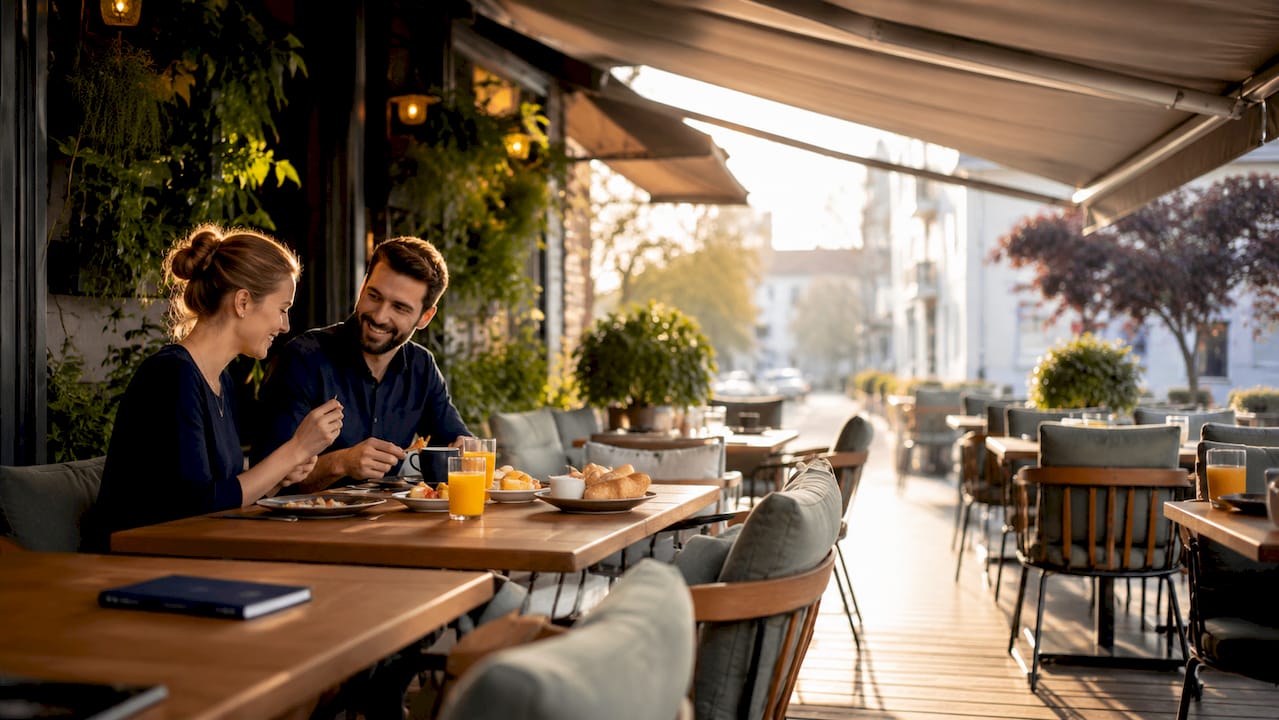 Uživanje gostiju na natkrivenoj terasi restorana