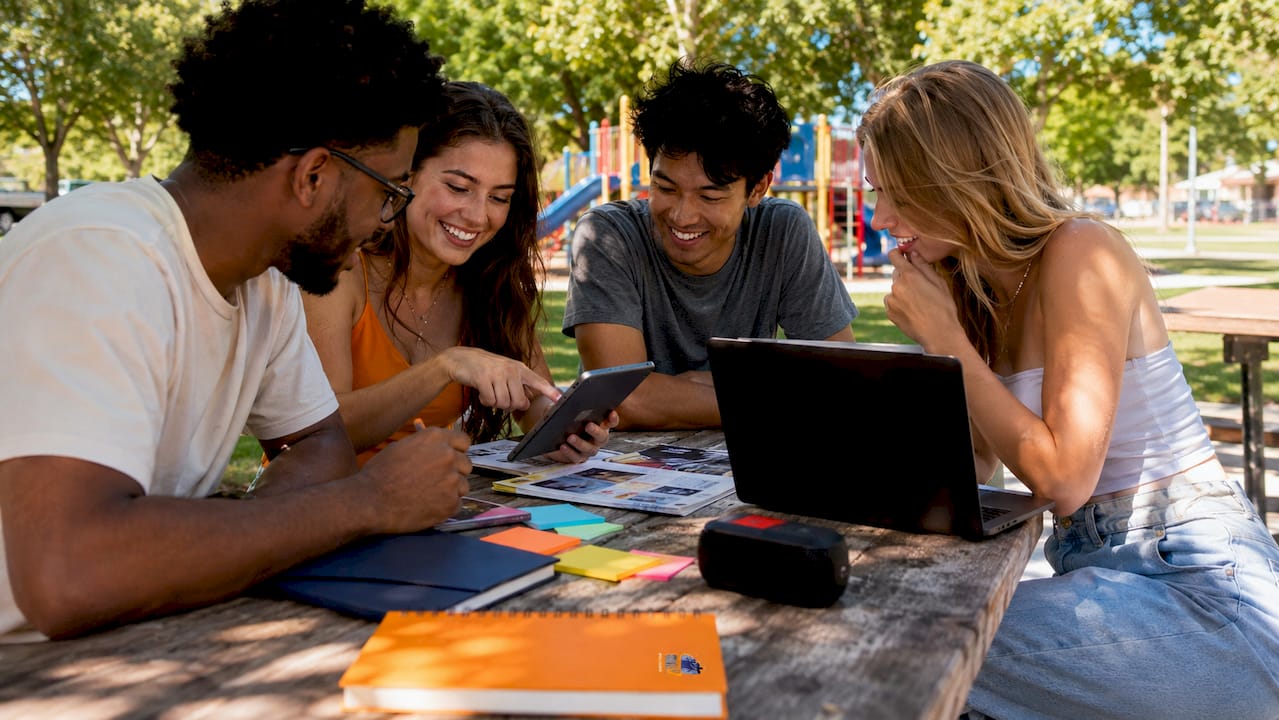 what is an itinerary builder? a group travel guide 3 group collaborating on travel itinerary plans around table