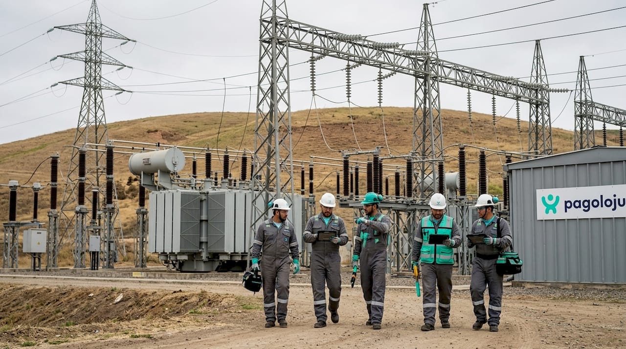 Técnicos revisando el funcionamiento de los equipos en una subestación eléctrica.