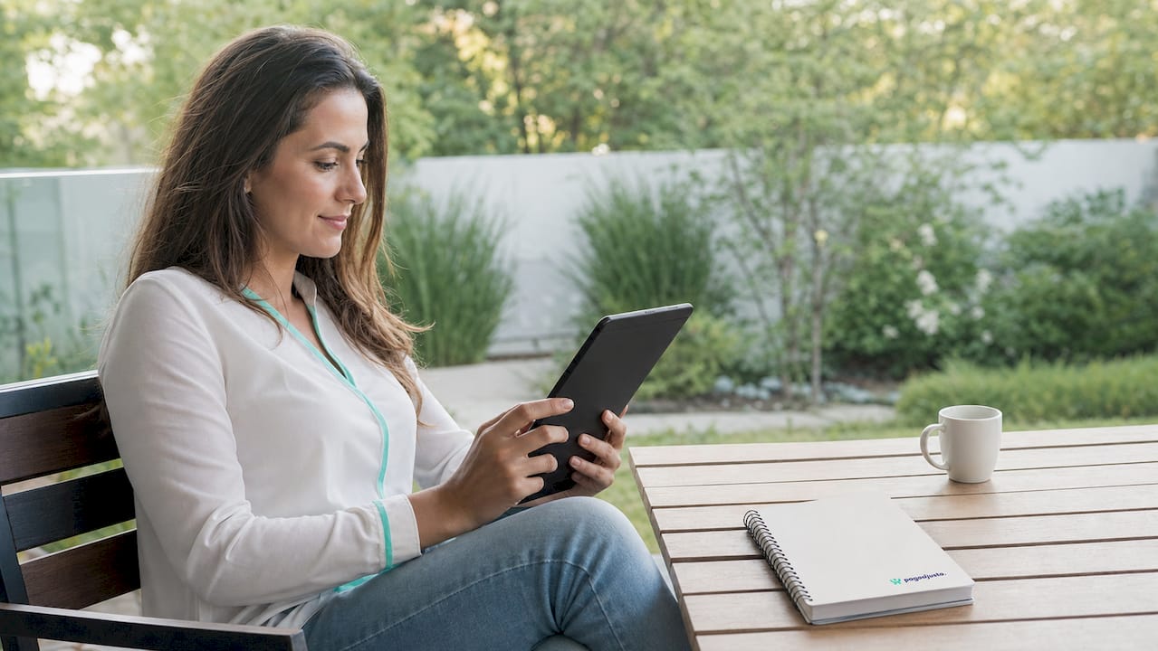 Manos trabajando con una tablet en el análisis de datos financieros