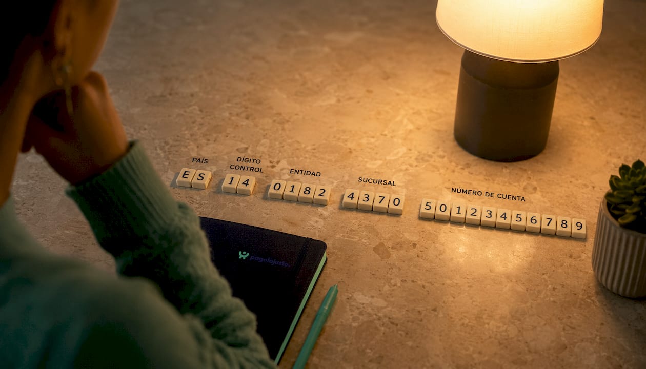 Explica los elementos que componen un IBAN utilizando fichas de madera.