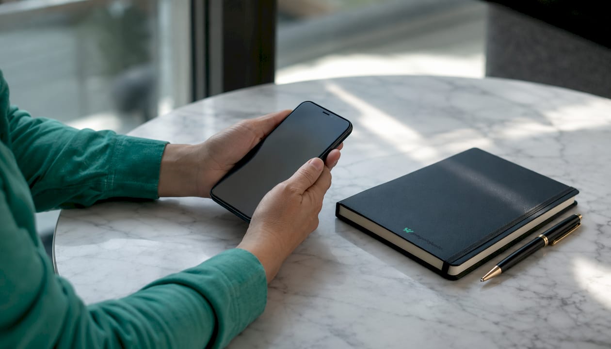 Persona anotando de forma segura su número IBAN en las notas del móvil