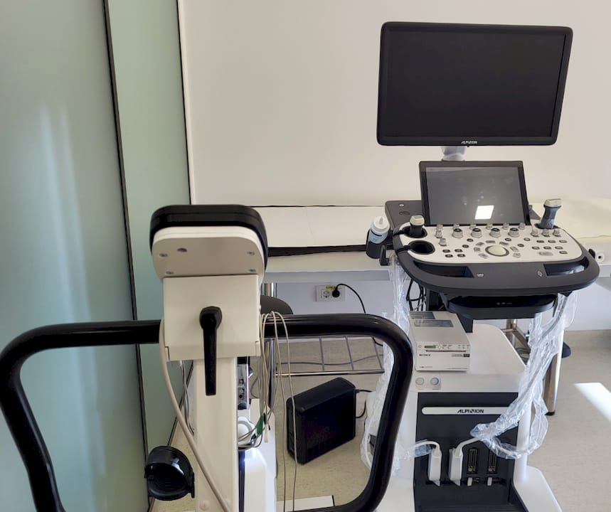 La consultație, medicul îi ia pulsul pacientului pentru a-i verifica starea de sănătate.