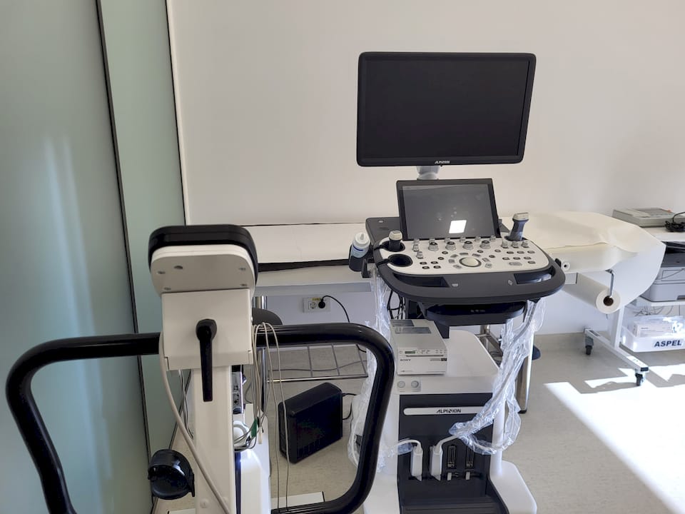 Medicul analizează rezultatele monitorizării Holter în cabinet.
