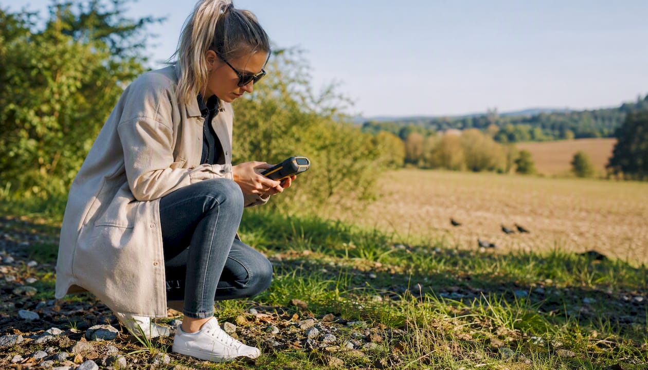Odborník provádí kontrolu pozemku za pomoci GPS zařízení.