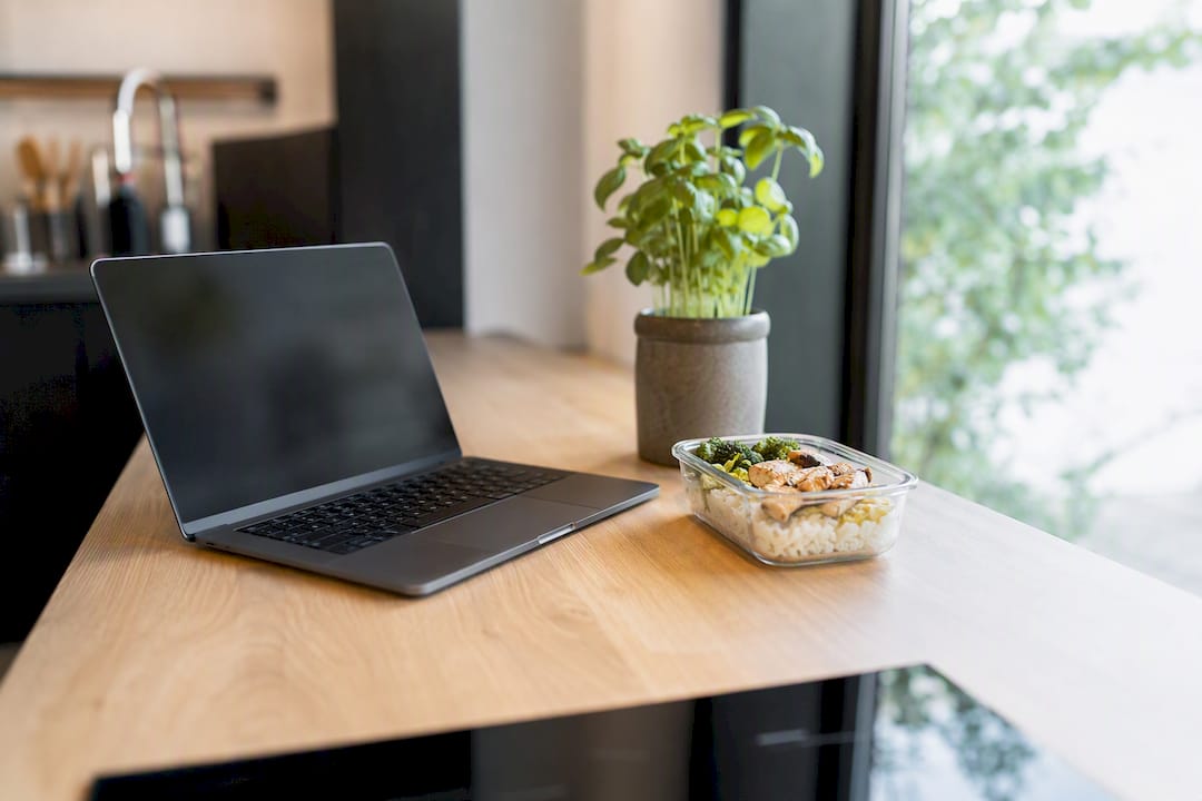 Unscharfer Laptopbildschirm mit angezeigten Kundenbewertungen