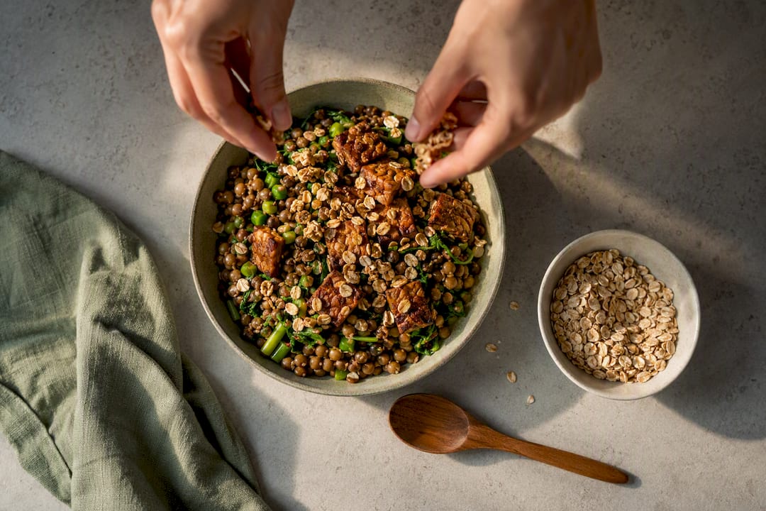 Vegane Linsenschüssel mit Tempeh und Hafer-Topping