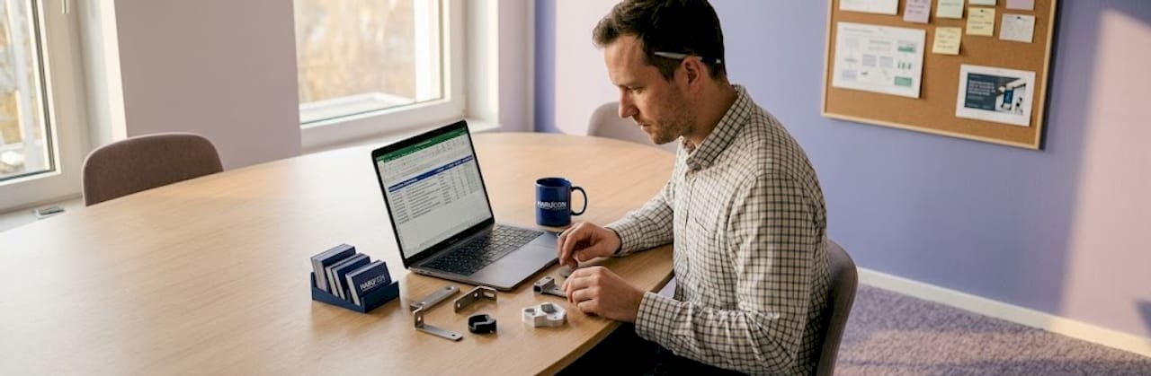 Ein engagierter B2B-Manager begutachtet ein Produktmuster.