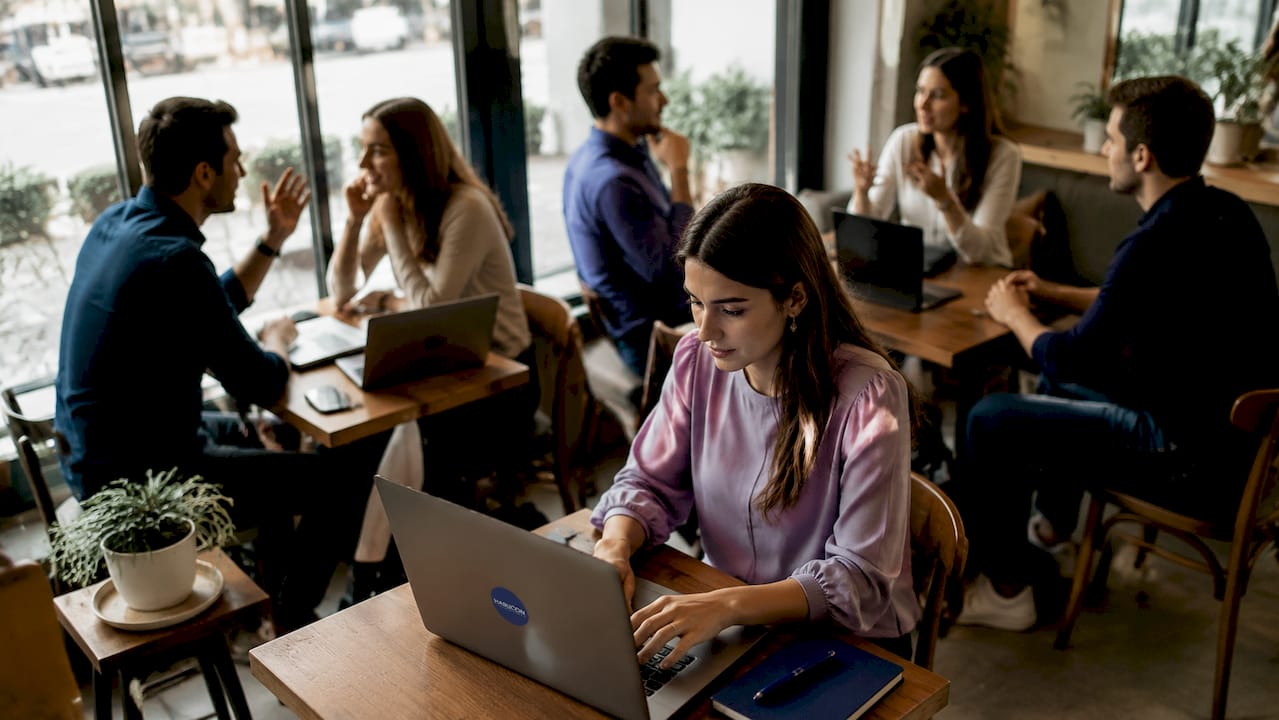 Im lichtdurchfluteten E-Commerce-Büro tauscht sich das Team intensiv über aktuelle Themen aus.