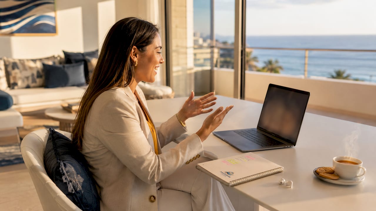 Mujer trabajando en su portátil con herramientas de inteligencia artificial y gestión inmobiliaria digital
