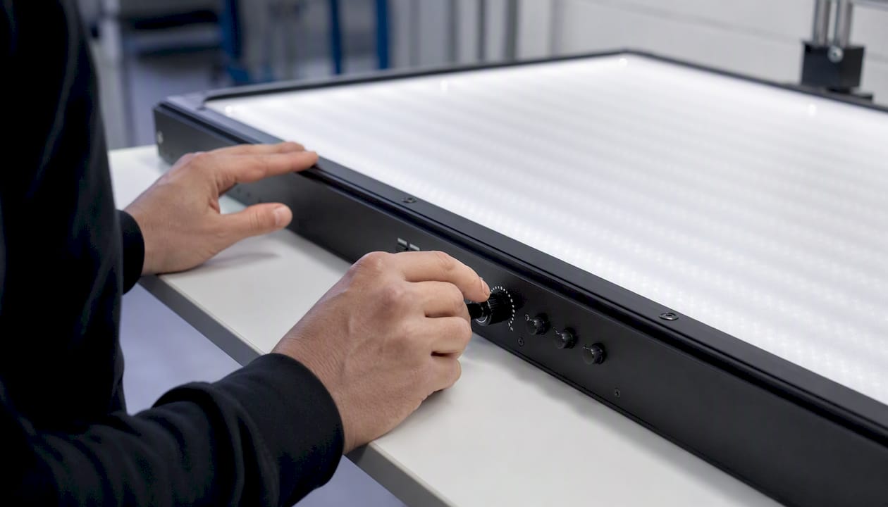 Händer som finjusterar en LED-bakgrundsbelysning