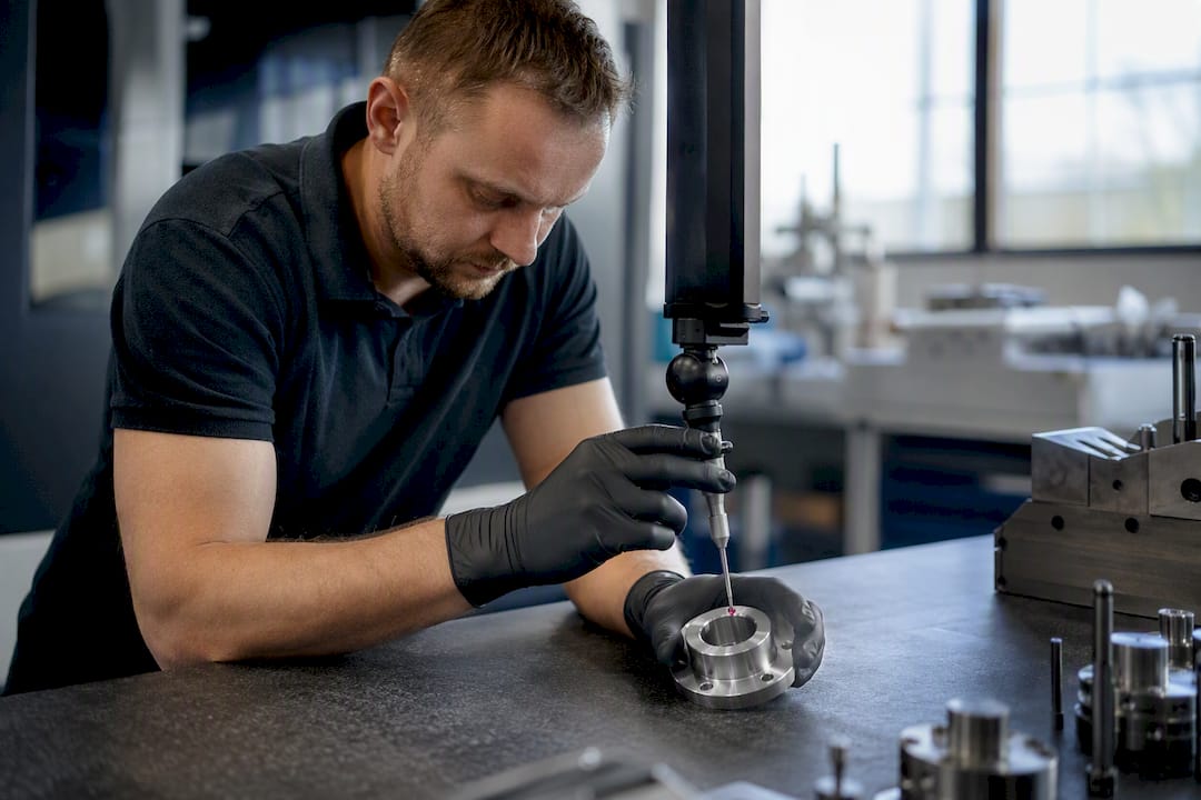 Tekniker som mäter punkt på metallfläns