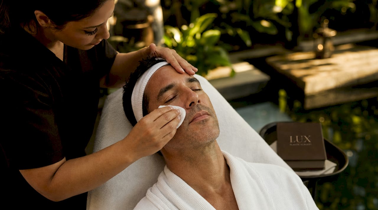 Facial cleansing in clinical setting
