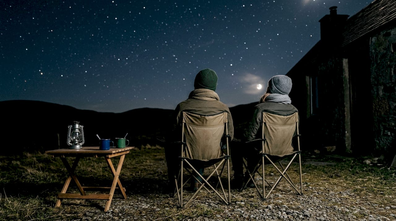 Un grupo de viajeros disfruta de una noche mágica bajo el cielo estrellado de Islandia.