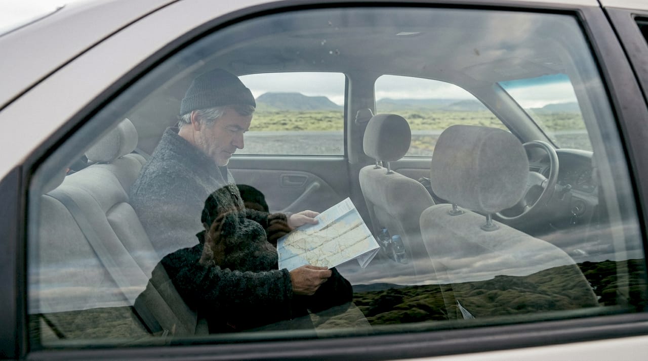 Un hombre revisa su mapa mientras explora los alrededores de Kirkjubæjarklaustur.