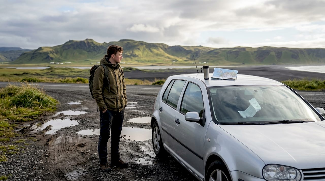 Viaggiatore che si gode il panorama lungo la Ring Road nei pressi di Vík