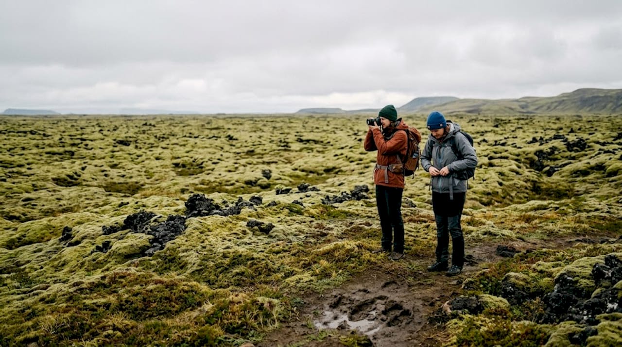 Escursionisti che ammirano il suggestivo campo di lava Eldhraun, interamente ricoperto di muschio